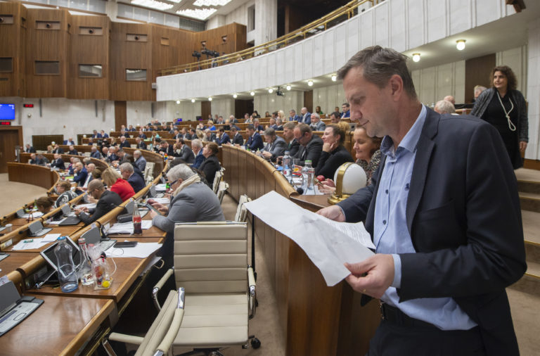 Poslanci OĽaNO chceli tri hodiny telesnej. Zákon napísali zle, povinných bude ešte menej