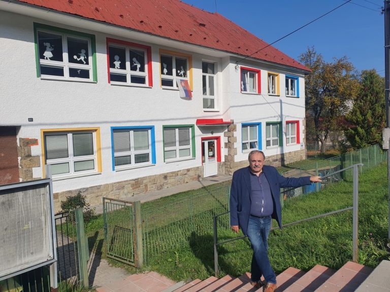 Do Materskej škôlky privítajú na Kysuciach už aj 2-ročné deti. Na fotografii je primátor Jozef Grapa. FOTO: J. Grapa