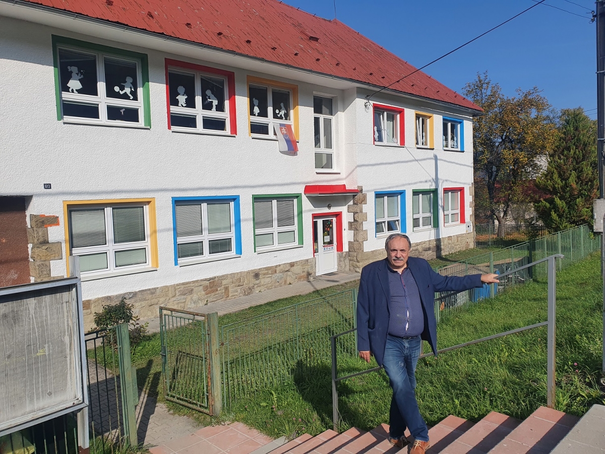 Do Materskej škôlky privítajú na Kysuciach už aj 2-ročné deti. Na fotografii je primátor Jozef Grapa. FOTO: J. Grapa