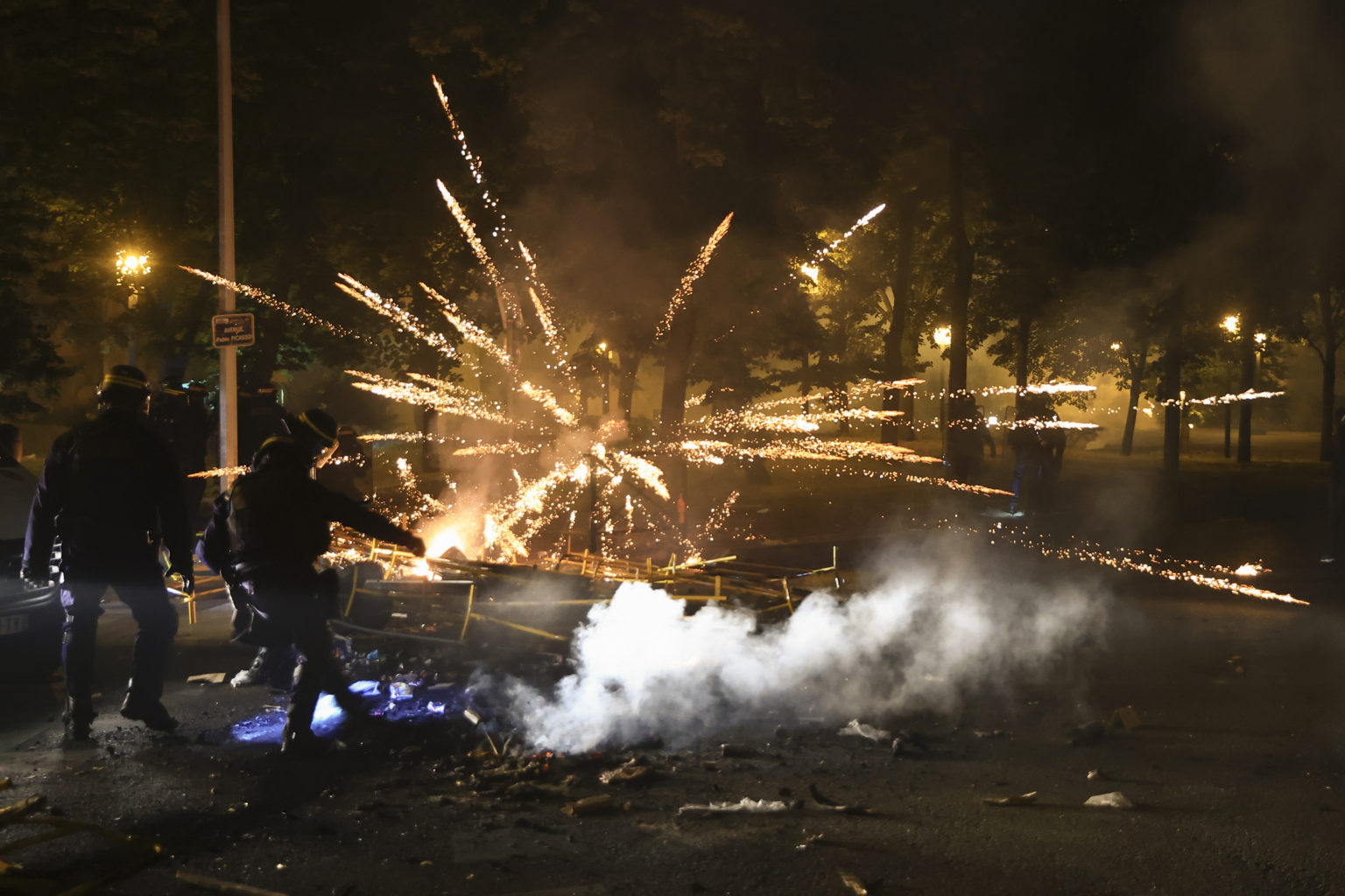 Smrť tínedžera počas dopravnej kontroly vyvolala vo Francúzsku násilné protesty. Foto: TASR/AP