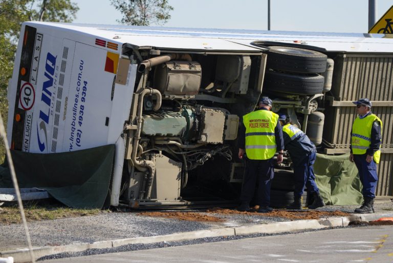 Na snímke policajti na mieste nehody 12. júna 2023. Foto: TASR/AP