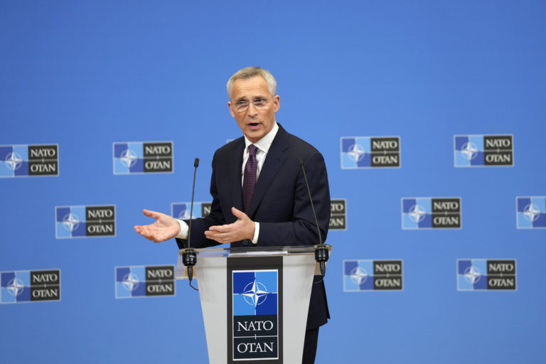 Jens Stoltenberg počas tlačovej konferencie pred zasadnutím Severoatlantickej rady (NAC) na úrovni ministrov obrany v Bruseli 14. júna 2023. Foto: TASR/AP