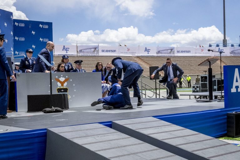 Biden zakopol a spadol počas rozdávania diplomov