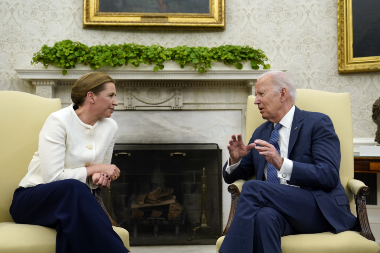 Americký prezident Joe Biden (vpravo) sa rozpráva s dánskou premiérkou Mette Frederiksenovou počas ich stretnutia v Oválnej pracovni Bieleho domu vo Washingtone 5. júna 2023. Foto: TASR/AP