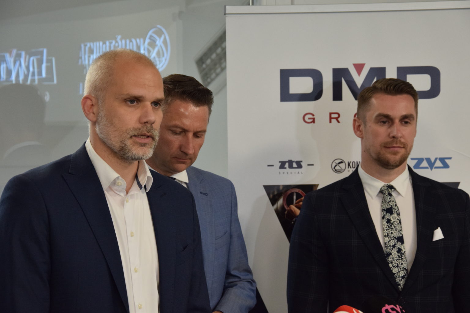 Zľava : Minister obrany Martin Sklenár, generálny riaditeľ spoločnosti DMD Group Štefan Škultéty a primátor Dubnice nad Váhom Peter Wolf. Foto: Rasťo Harakal