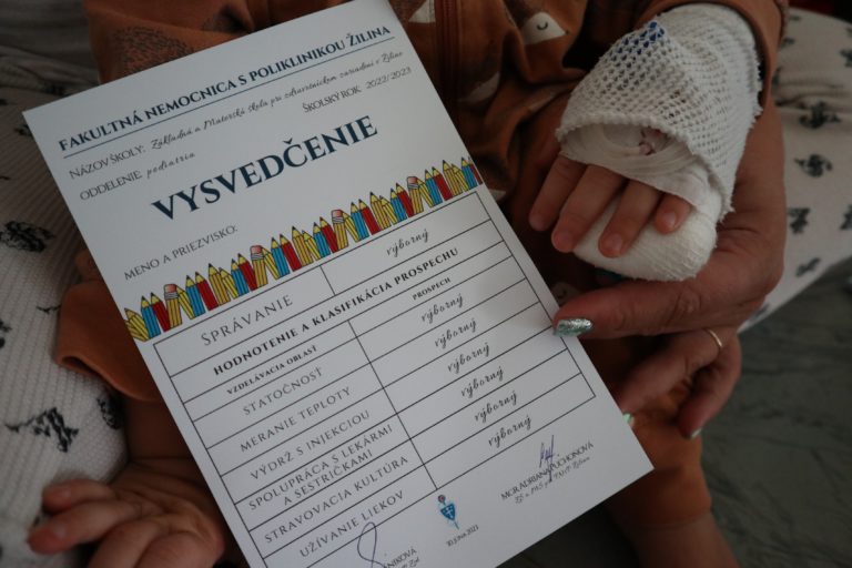 Vysvedčenia rozdali aj malým pacientom v nemocnici. FOTO: FNsP Žilina