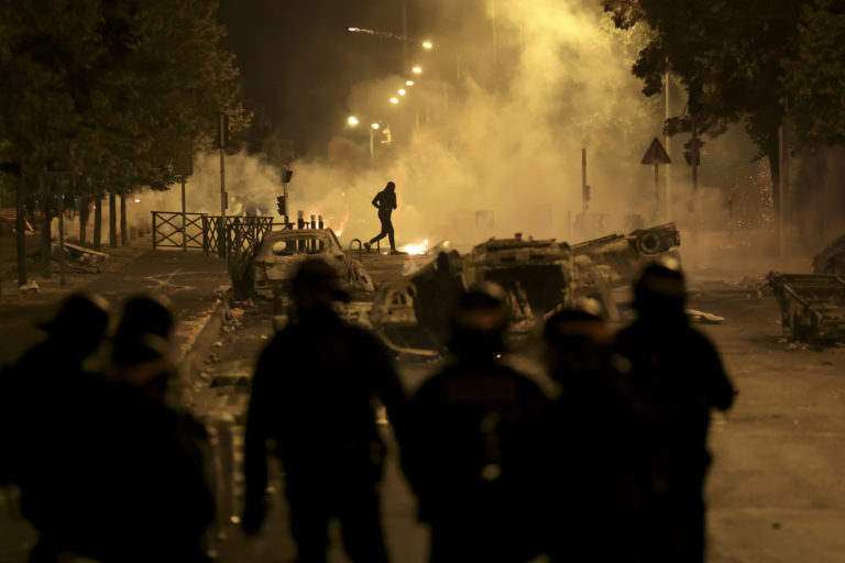 Demonštranti v tretiu noc protestov, ktoré vyvolala smrteľná policajná streľba na 17-ročného vodiča na parížskom predmestí Nanterre vo Francúzsku, v piatok 30. júna 2023. Foto: TASR/AP