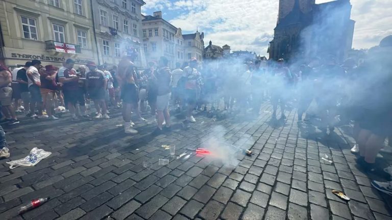 Staromestské námestie v Prahe počas oslavy futbalového víťazstva. Zdroj: Twitter