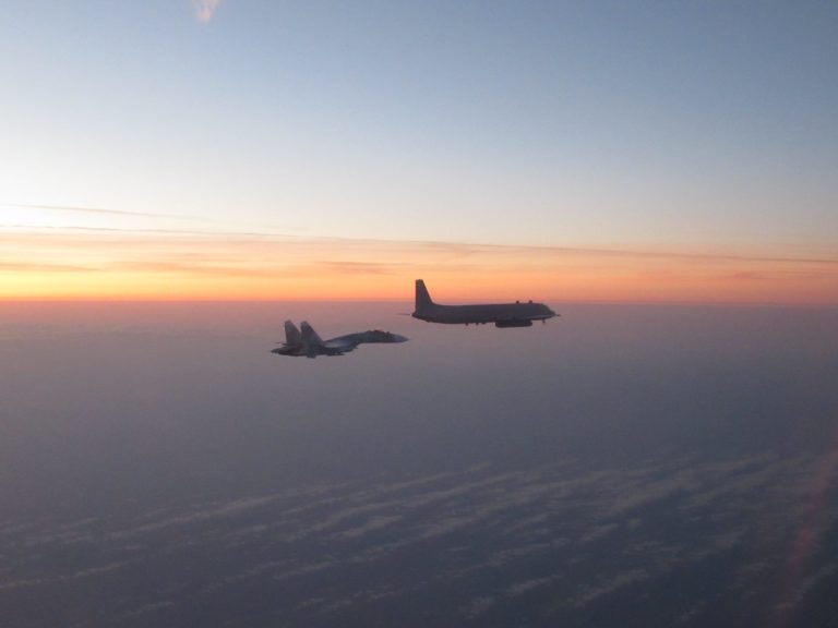 Britské a švédske stíhačky vzlietli k dvom ruským lietadlám