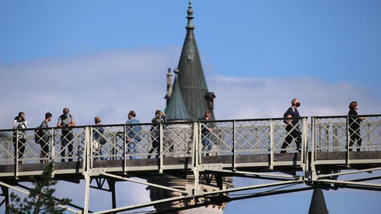 Turisti na zámku Neuschwanstein. Ilustračný záber. Foto: twitter