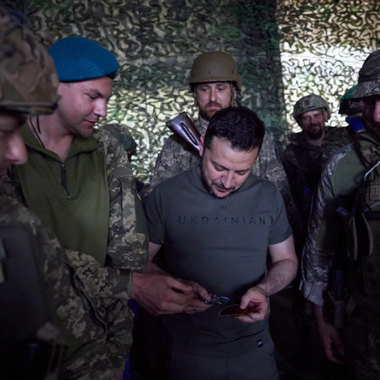 Volodymyr Zelenskyj uprostred ukrajinských vojakov. Foto: Twitter
