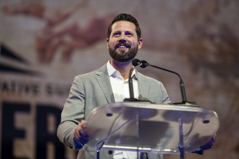 Satirický web Babylon Bee reaguje na dúhový pochod v New Yorku: Hitler si robil žarty, keď skandoval „Ideme si po Židov“