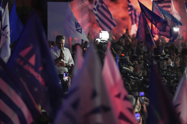 Líder stredopravej Novej demokracie Kyriakos Mitsotakis sa v nedeľu 25. júna 2023 prihovára priaznivcom pred sídlom strany v Aténach. Foto: TASR/AP