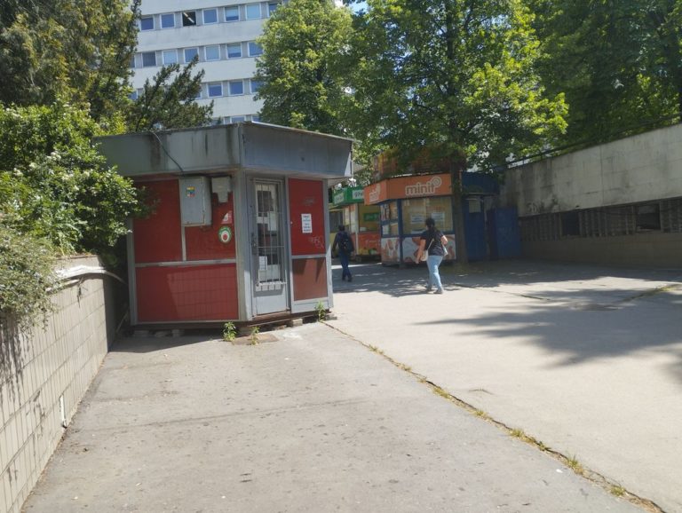 Ošarpané predajné stánky pri vstupe do areálu Fakultnej nemocnice s poliklinikou v Žiline by mali odstrániť. FOTO: Pavol Konštiak