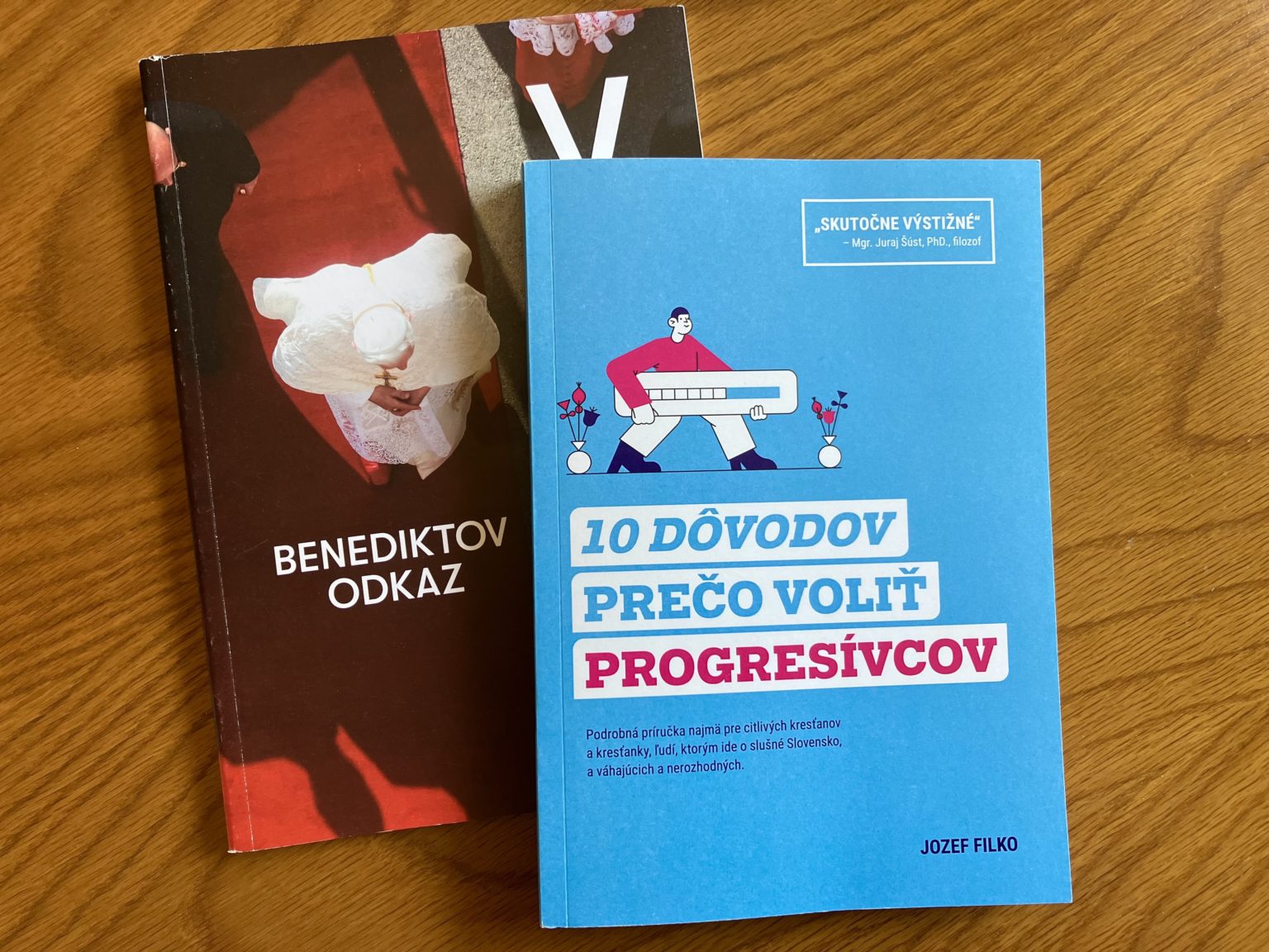 Najnovšie číslo časopisu Verbum (1/2023) a kniha Jozefa Filka 10 dôvodov prečo voliť progresívcov (2023). Foto: Marian Kuna