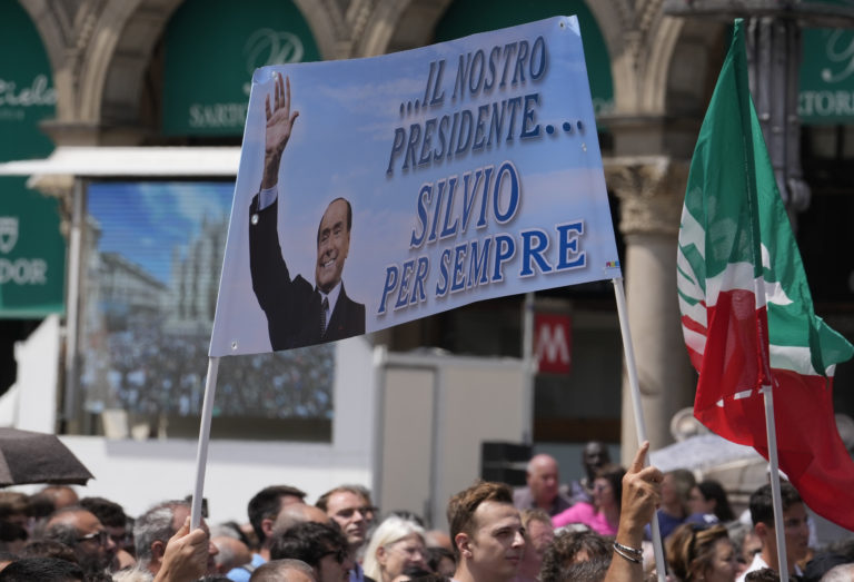 V Milánskom dóme sa začal pohreb Berlusconiho