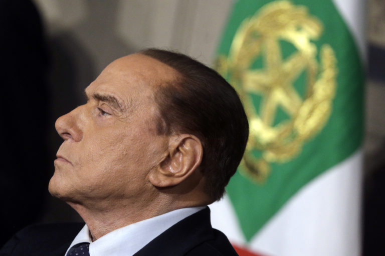 Vychádzal s Kaddáfím, mal množstvo škandálov, udržal vládu. Zložitý odkaz Silvia Berlusconiho