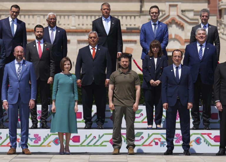 Slovenský premiér Ľudovít Ódor (horný rad druhý sprava) pózuje počas spoločného fotenia na druhom summite Európskeho politického spoločenstva (EPC). Foto: TASR/AP