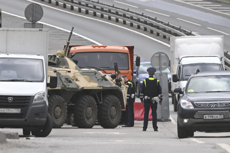 Hliadky stoja na diaľnici pri vjazde do Moskvy v Rusku, v sobotu 24. júna 2023. Foto: TASR/AP