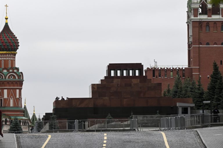Dvaja vojaci stoja na tribúne Leninovho mauzólea uzavretého z bezpečnostných dôvodov na Červenom námestí v Moskve v Rusku v sobotu 24. júna 2023. Foto: TASR/AP