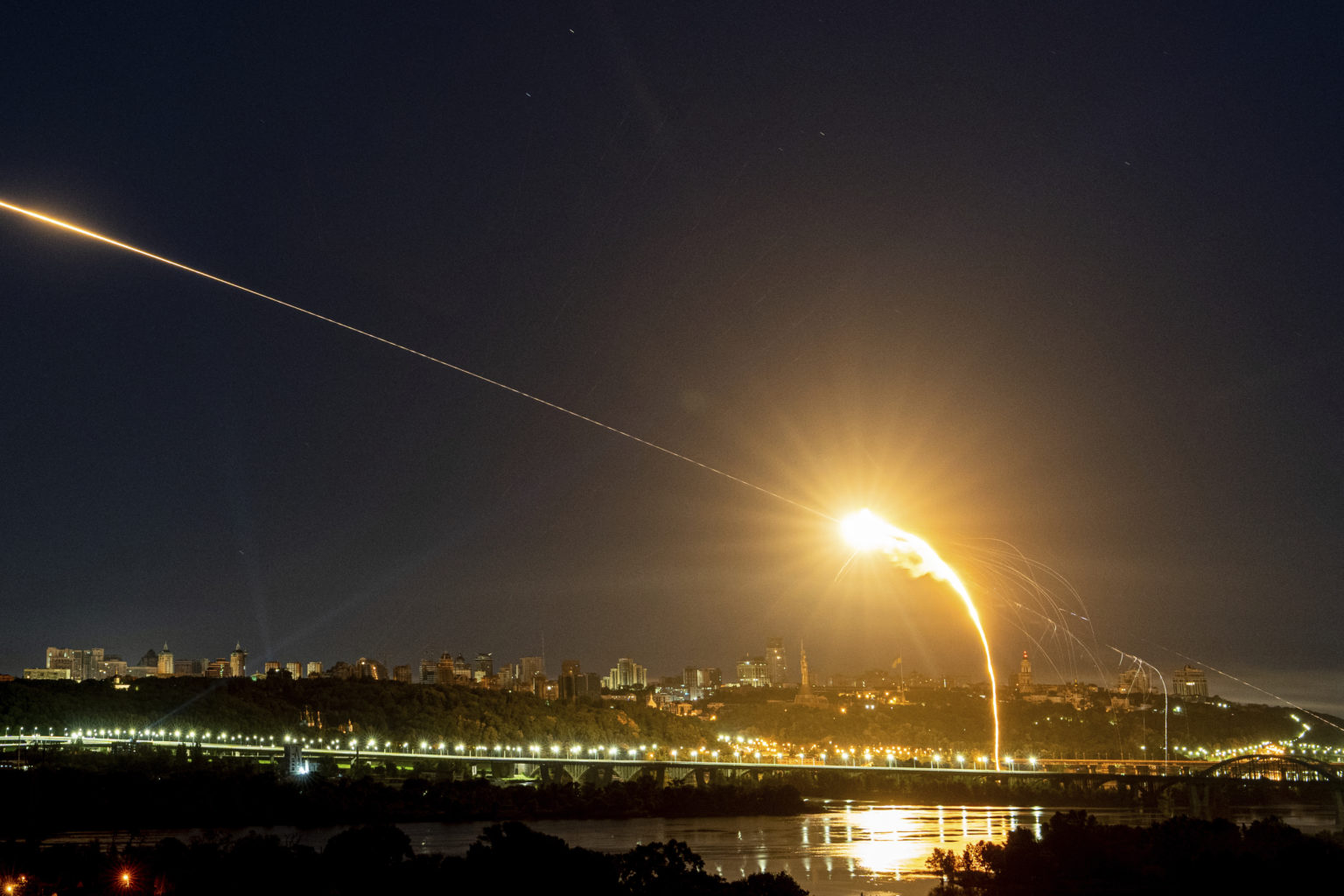 Ilustračná fotografia. Protivzdušná obrana zostreľuje dron. Foto: TASR/AP