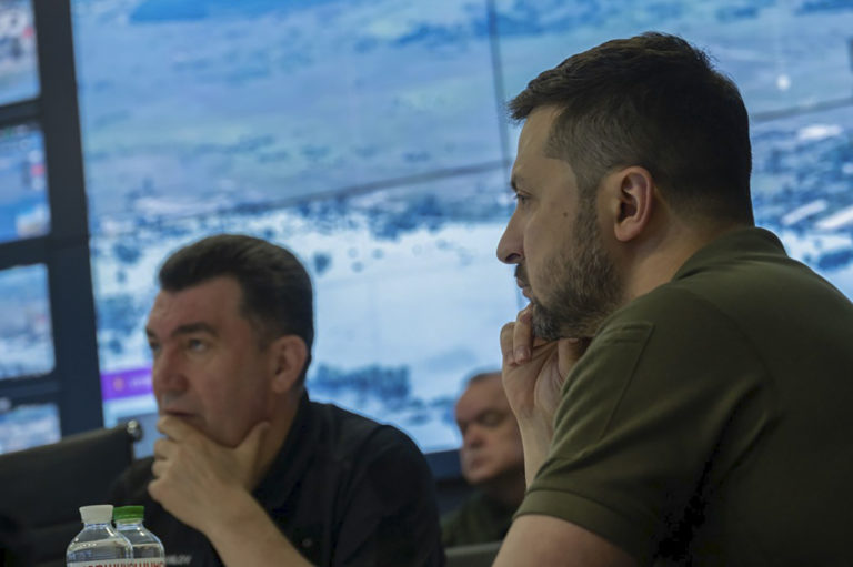 Volodymyr Zelenskyj (vpravo) predsedá mimoriadnemu zasadnutiu Rady národnej bezpečnosti a obrany o situácii na Kachovskej vodnej elektrárni po nočnom výbuchu priehrady Nova Kachovka, 6. júna 2023 v Kyjeve. Foto: TASR/AP