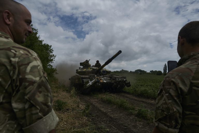 Ukrajinskí vojaci riadia tank neďaleko mesta Bachmut v Doneckej oblasti na východe Ukrajiny. Foto: TASR/AP