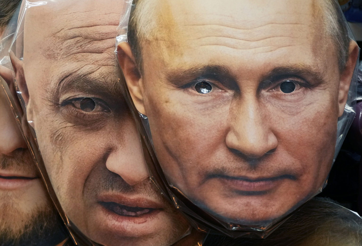 Masky ruského prezidenta Vladimira Putina a Jevgenija Prigožina sú vystavené na predaj v obchode so suvenírmi v Petrohrade v Rusku. Foto: TASR/AP