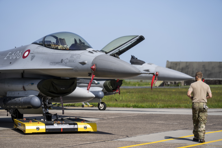 Pohľad na dánsku stíhačku F-16 vo Fighter Wing Skrydstrup pri meste Vojens, Dánsko. Foto: TASR/AP