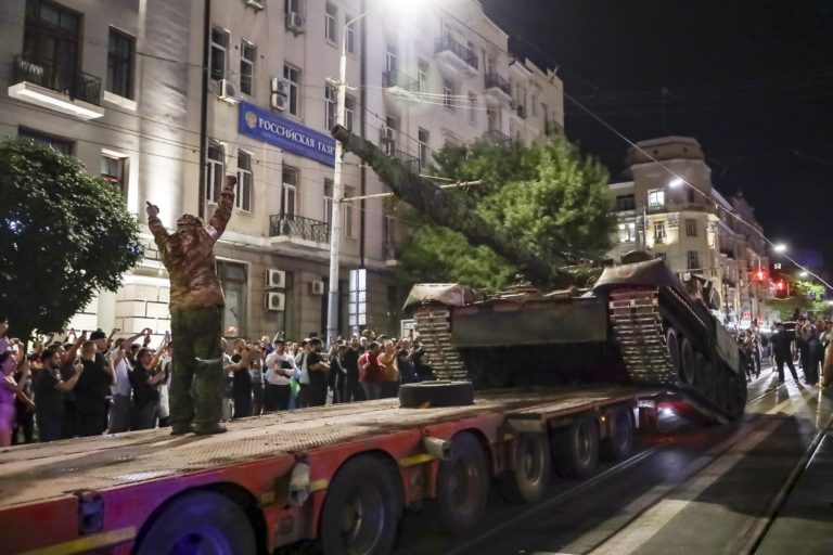 Príslušníci vojenskej spoločnosti Wagner Group nakladajú svoj tank na nákladné auto na ulici v Rostove na Done v Rusku v sobotu 24. júna 2023 predtým, ako opustia oblasť pri veliteľstve Južného vojenského okruhu. Foto: TASR/AP