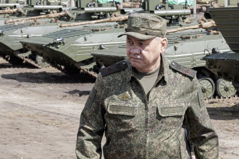 Sergej Šojgu kontroluje prípravu vybavenia a zbraní na odoslanie do zóny takzvanej špeciálnej vojenskej operácie v skladovacích základniach Západný vojenský okruh na neznámom mieste v Rusku 8. júna 2023. Foto: TASR/AP