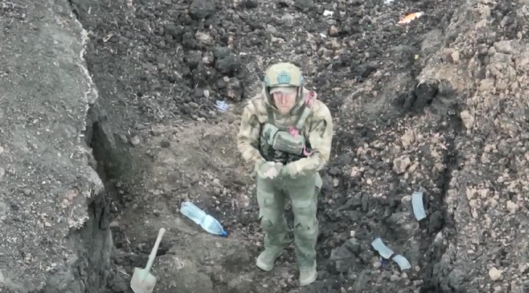 Strhujúce video: Ruský vojak sa vzdal ukrajinskému dronu a utiekol do zajatia