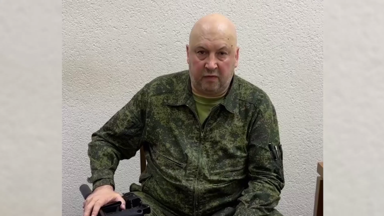 Zatkli generála Surovikina, ktorý velil silám na Ukrajine, píše ruský opozičný denník