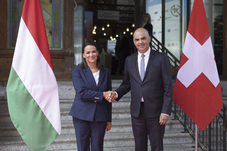 Maďarská prezidentka Katalin Nováková a švajčiarsky prezident Alain Berset pózujú počas stretnutia vo švajčiarskom meste Interlaken vo štvrtok 8. júna 2023. Foto: TASR/AP