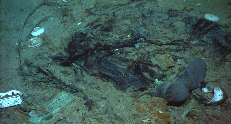 Na archívnej snímke z roku 2004  zvyšky kabátu a topánok sa nachádzajú na morskom dne neďaleko slávneho vraku Titanicu. Foto: TASR/AP