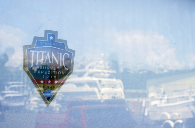 Nálepka expedície Titanic 2019 na garážových dverách kancelárií spoločnosti OceanGate. Foto: TASR/AP-/Lindsey Wasson