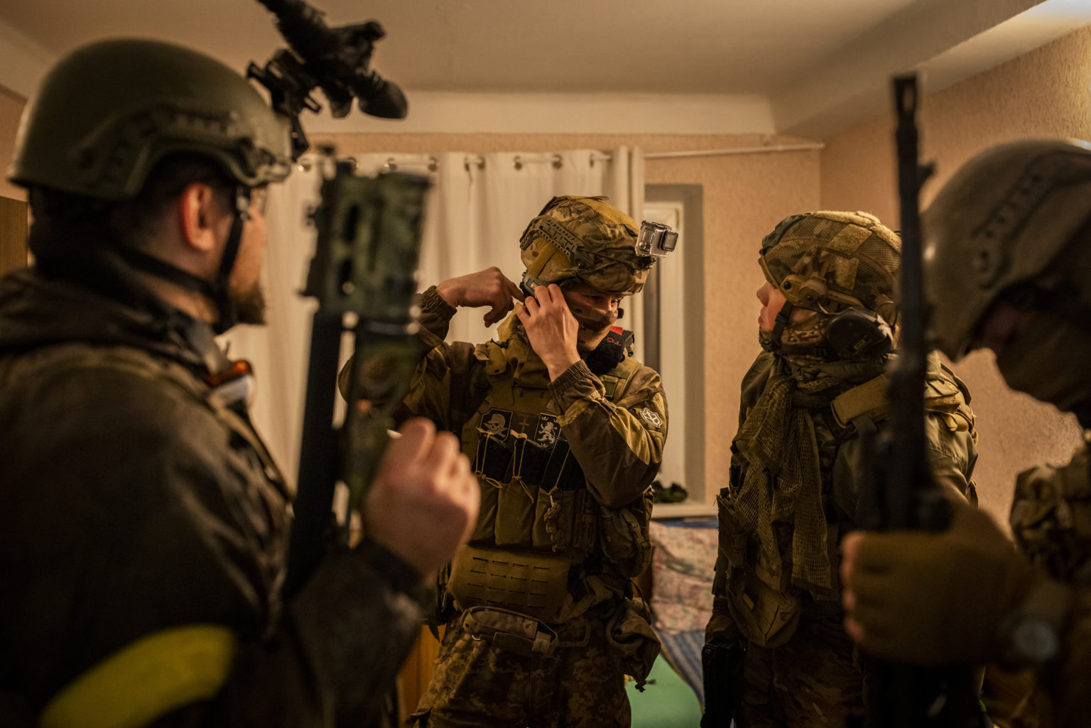 Ruský dobrovoľník – bojovník ukrajinskej armády, uprostred, s nášivkou Galizien a ďalšou s vyobrazením Totenkopf na juhu Ukrajiny v roku 2022. Foto: Ivor Prickett/New York Times