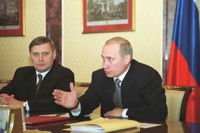 Vladimir Putin s premiérom Michailom Kasianovom na stretnutí prezídia Štátnej rady 12. októbra 2000. Foto: Kremlin.ru