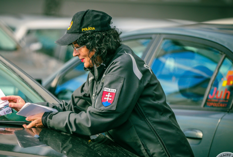 Dvojročný chlapec sa zamkol v aute, život mu zachránili bratislavskí policajti