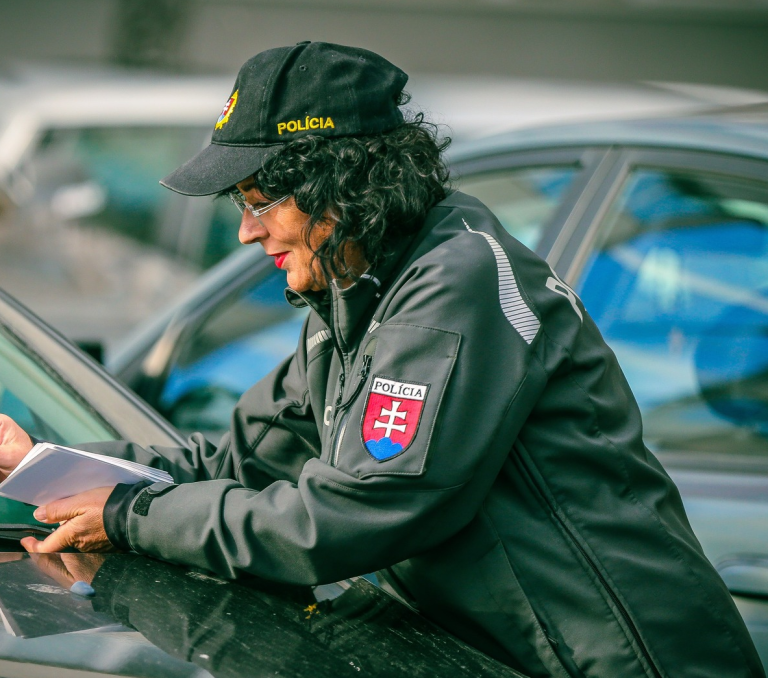 Polícia varuje pred ponechaním dieťaťa v aute.
