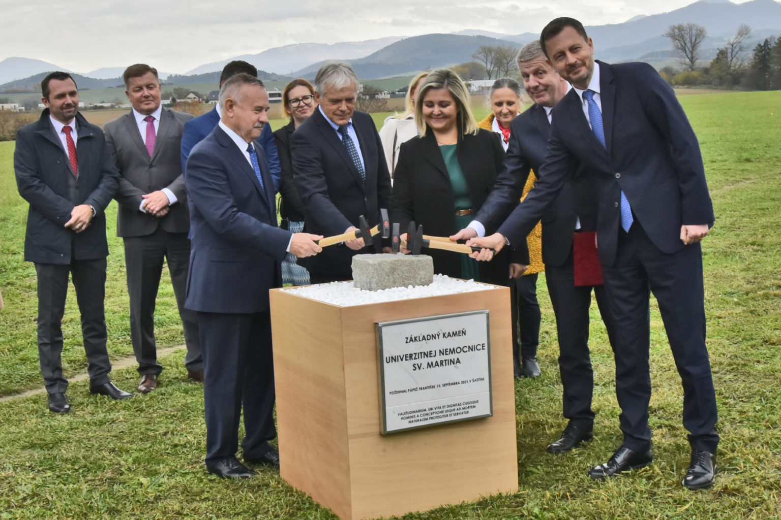 Pred siedmimi mesiacmi poklepali základný kameň stavby, ktorej realizácia sa ukázala byť v nedohľadne. Foto: UNIBA