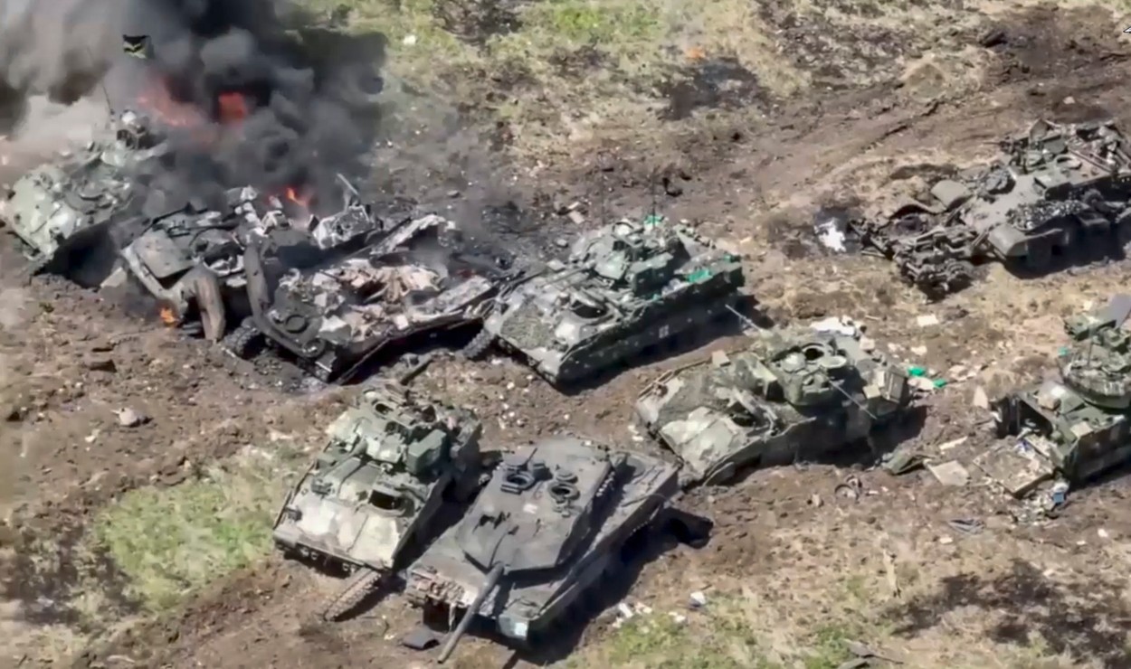 Zničený tank Leopard 2 a obrnené vozidlá pechoty Bradley. Zdroj: Profimedia