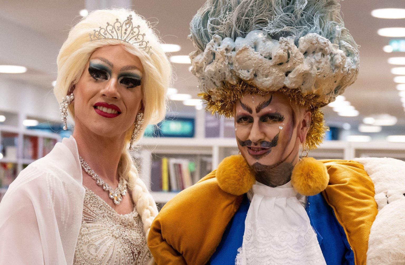 Drag king Eric BigClit (vpravo) a drag queen Vicky Voyage po čítaní v okresnej knižnici v Mníchove. Foto: Profimedia.sk