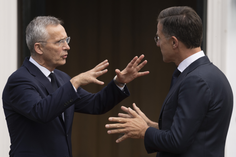 Generálny tajomník NATO Jens Stoltenberg (vľavo) a holandský premiér Mark Rutte (vpravo) sa rozprávajú a čakajú na príchod ďalších lídrov do Haagu v Holandsku v utorok 27. júna 2023. Foto: TASR/AP