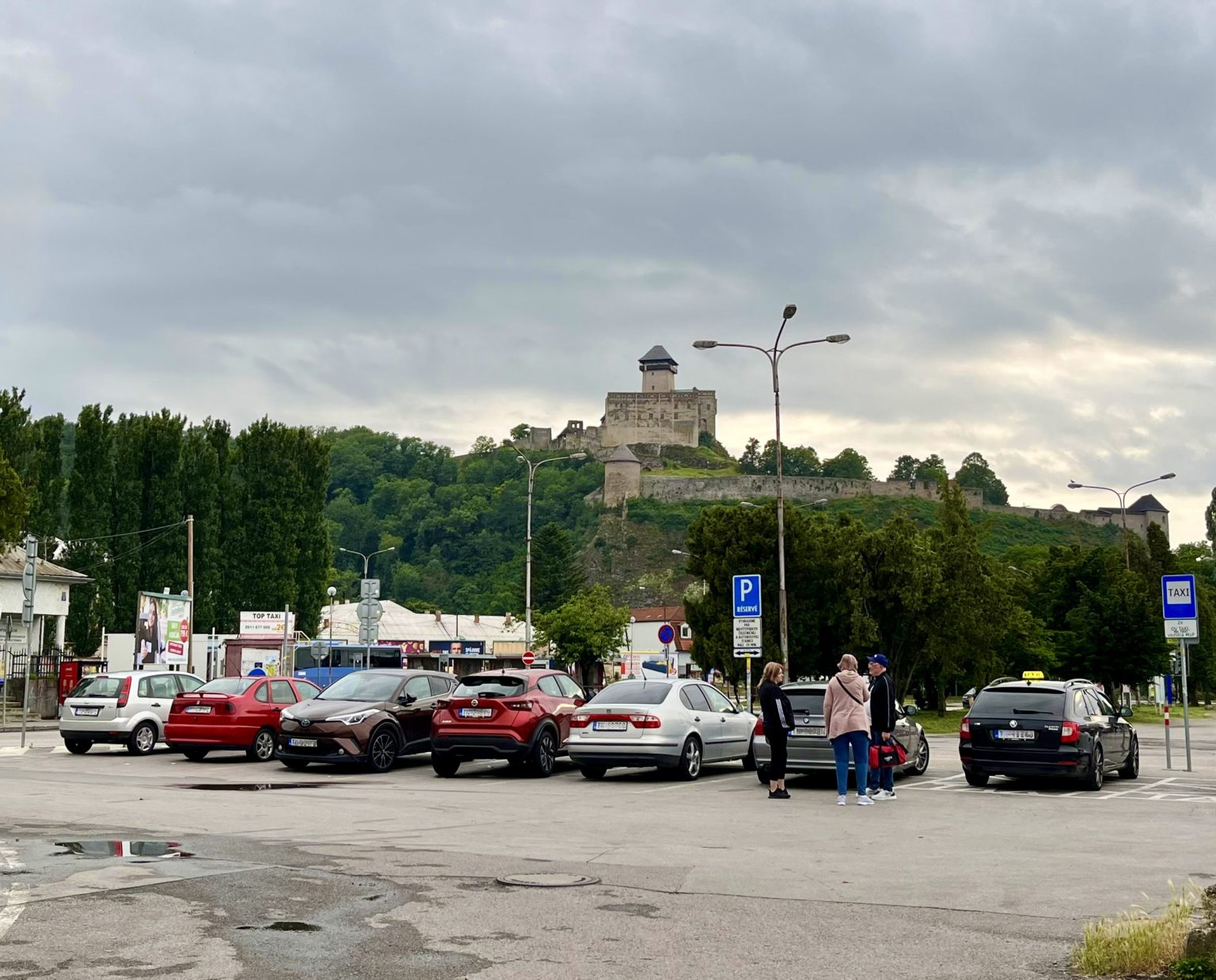 Parkovisko pri Železničnej stanici v Trenčíne. Foto: Trenčiansky Štandard
