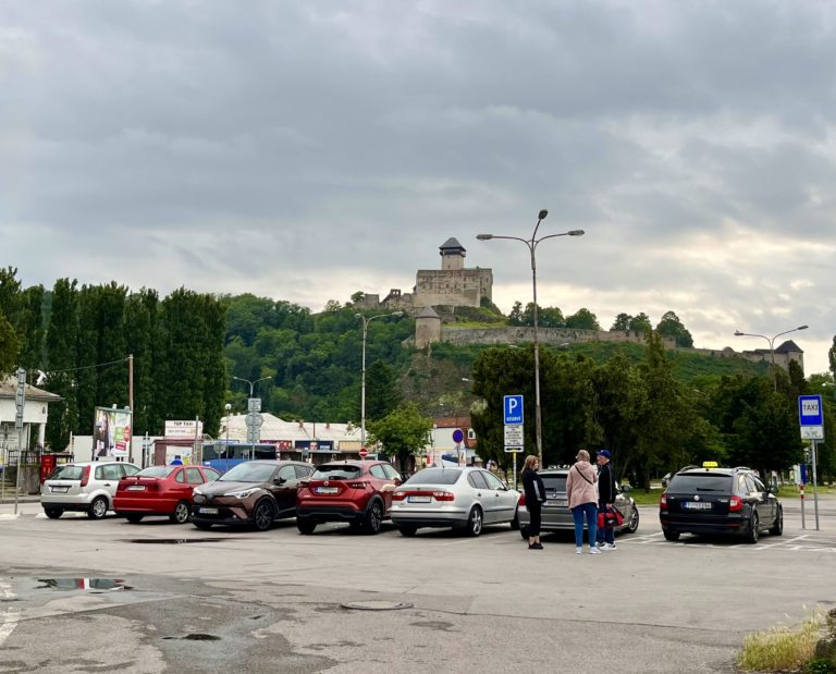 Kto príde skôr, ten aj zaparkuje. Ako vidí problém železničnej stanice trenčianska radnica?