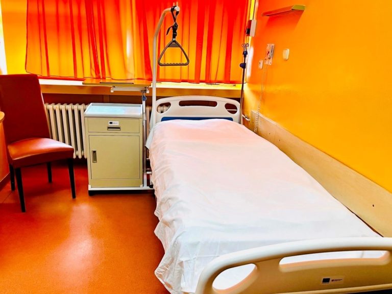 Pacienti majú nové postele i nočné stolíky. Foto: AGEL 