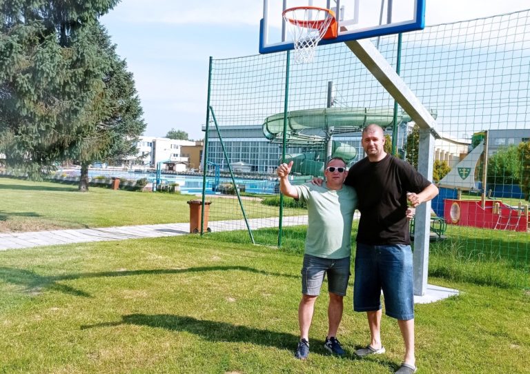 Novinka na letnom kúpalisku, originálny basketbalový kôš