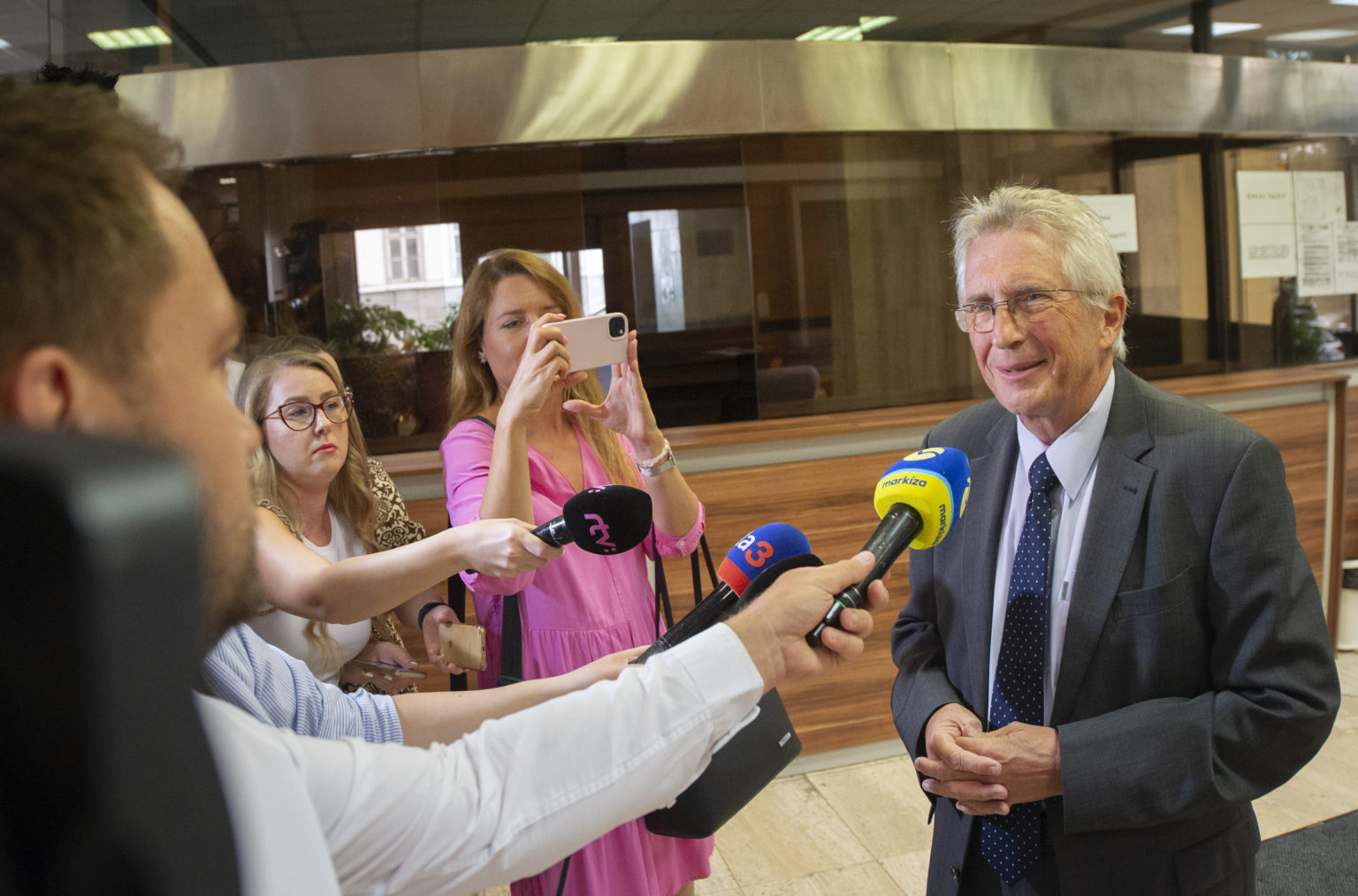 Dočasne poverený minister vnútra Ivan Šimko odpovedá na otázky novinárov. Foto: Martin Baumann/TASR