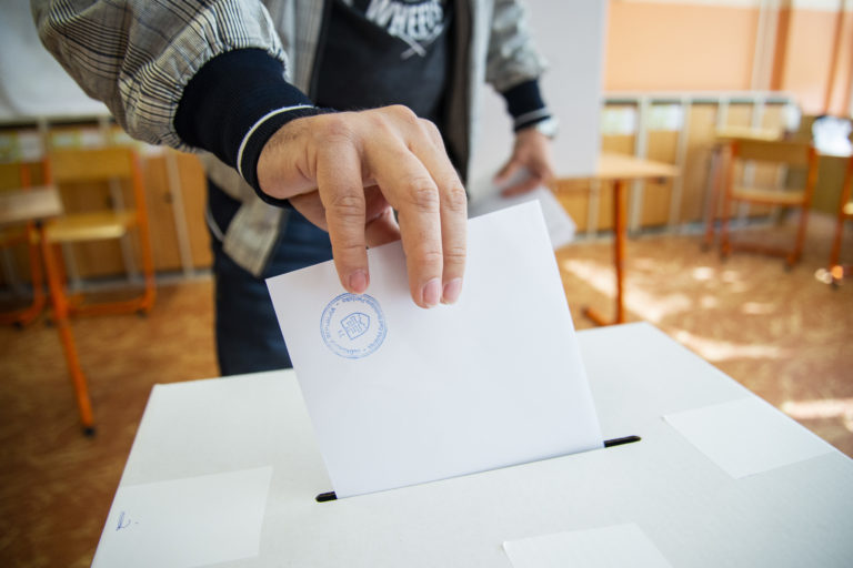 O hlasovací preukaz možno naďalej požiadať osobne